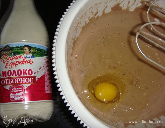 Вбиваем яйцо и добавляем подсолнечное масло.