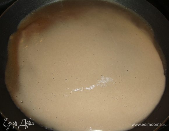 Жарить блинчики с двух сторон на раскаленной сковороде.