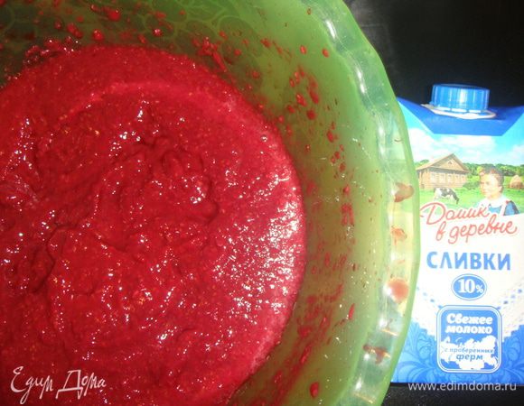 Теперь приготовим малиновый мусс : малину разморозить и пюрировать блендером. Перетереть через сито.