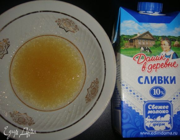 Желатин замочить в небольшом количестве воды.