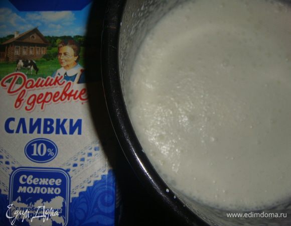 Сливки «Домик в деревне» слегка взбить до образования пены.