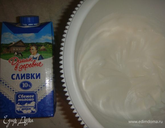 Белки взбить с щепоткой соли до устойчивых пиков. Желатин распустить на водяной бане.