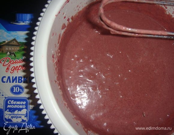 Смешать : малиновое пюре, шоколад с желтками, сливки и белки. Все взбить миксером в течение 3 минут.