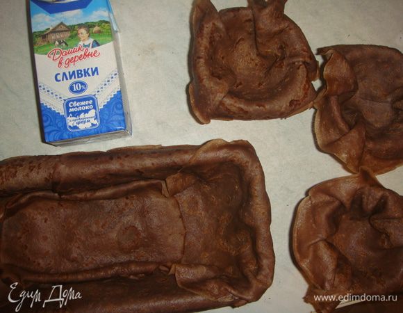 Форму для торта выложить блинами. В три небольших миски или кружки положить по блинчику.