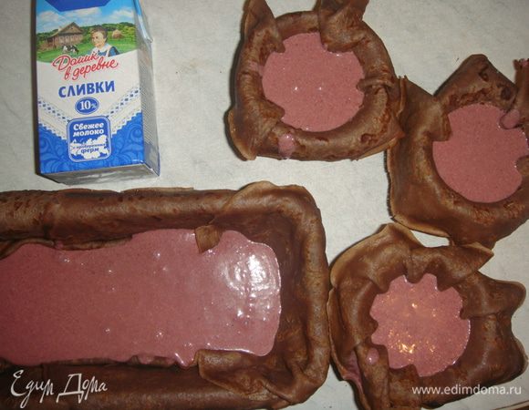 Наливаем мусс в кружки и основную форму для торта. Обернуть формы пищевой пленкой и убрать в холодильник на ночь.