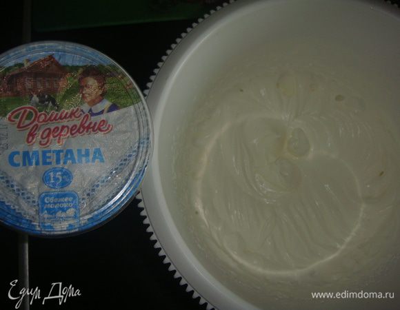 На следующий день приготовим крем: сливки взбить до устойчивого состояния.