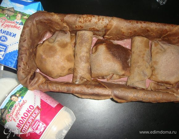 Теперь соберем тортик: блинчики из кружек выложить в основную форму на застывший мусс. В промежутках уложить блинчики, свернутые трубочкой.