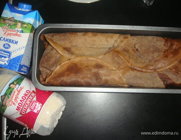 Завернуть свисающие блинчики. Перевернуть тортик на блюдо.