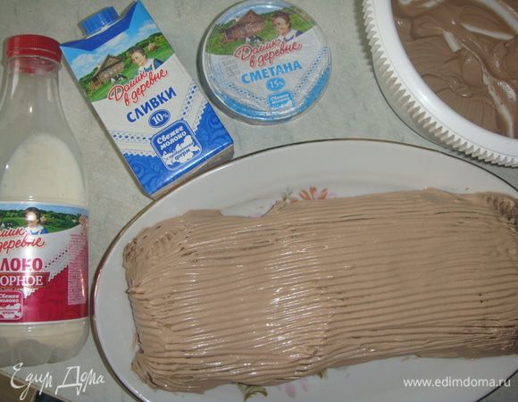 Обмазать кремом и украсить по желанию.