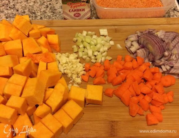 Овощи нарезать кубиками. Для этого супа лучше брать колотую чечевицу.