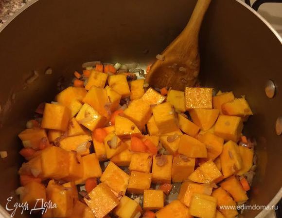 Лук и чеснок потушить до золотистого цвета. Добавить остальные овощи и тушить 5 — 7 минут.