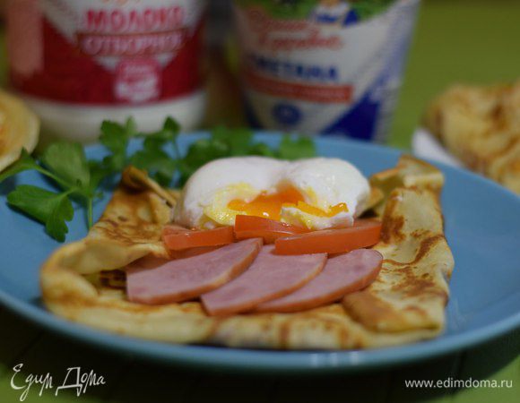 Жарим блины.
Приготовить яйцо пашот и собрать блины.
