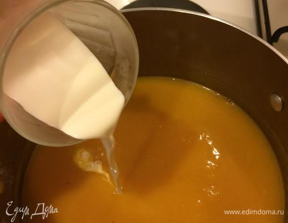 Достать зелень и пюрировать суп блендером, добавить сливки «Домик в деревне», прогреть, но не кипятить.