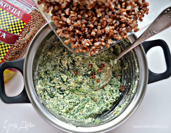 Добавьте отваренную гречку и хорошо перемешайте.