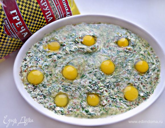 Форму для запекания смажьте сливочным маслом и выложите равномерно гречневую массу. Сделайте небольшие углубления и влейте перепелиные яйца.  Сверху можно немного посолить и поперчить. Выпекайте запеканку в течение 25 мин. при 180°С.