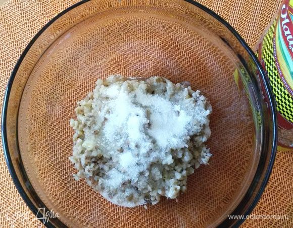 Соединяем в отдельной миске заранее приготовленную гречневую крупу ТМ «Националь» с сахаром (в том числе и ванильным) и мягким сливочным маслом.