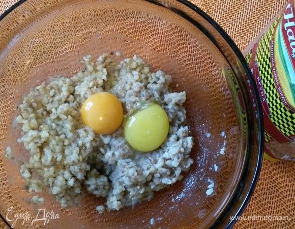 Добавляем два желтка и перемешиваем.