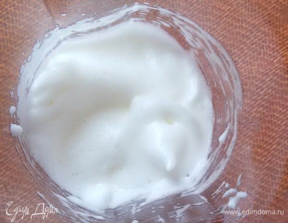 Белки от двух яиц взбиваем при помощи погружного венчика до устойчивых пиков. Перед взбиванием добавляем в белки щепотку соли.