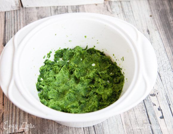 Шпинат разморозить и измельчить блендером.