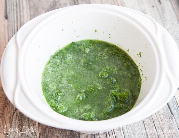 Замесить тесто для вареников, при замесе добавить измельченный шпинат в воду. Добавить соль.