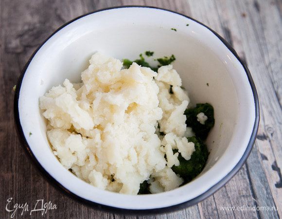 В картофельное пюре тоже добавить измельченный шпинат и перемешать.