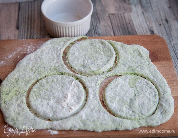 Раскатать тесто в пласт толщиной примерно 5 мм. Рюмкой или стаканом вырезать кружочки.