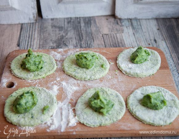 На каждый кружочек выложить картофельную начинку.