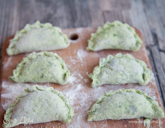 Плотно залепить края. Варить вареники в кипящей подсоленной воде до готовности.