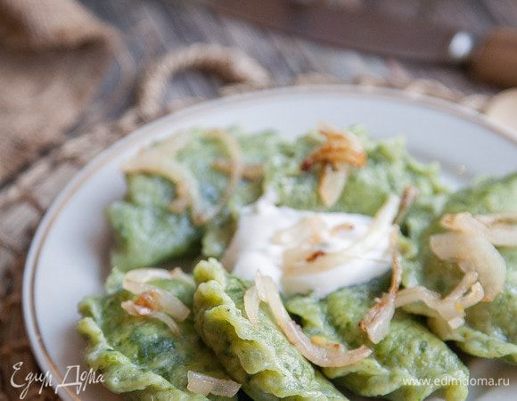 Подавать вареники со сметаной или жареным луком. Приятного аппетита!