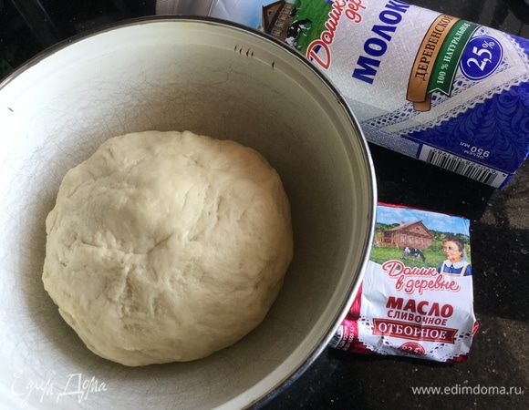 В чашу кухонного комбайна сложите муку, дрожжи, теплое молоко («Домик в деревне» 2,5 %), сливочное масло комнатной температуры («Домик в деревне» 82,5%), соль, сахар, яйцо и замесите тесто. Переложите тесто в глубокую миску, накройте пищевой пленкой и поставьте в теплое место на час, пока не поднимется вдвое. После чего обомните тесто и поставьте еще раз подниматься.