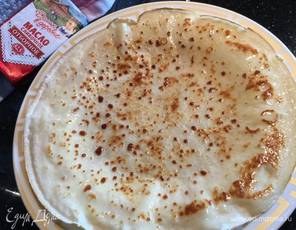 Для блинов в глубокой емкости смешайте венчиком яйца, соль, сахар и молоко. Добавьте муку и хорошо перемешайте, чтобы не было комочков. Добавьте растительное масло, перемешайте. Жарьте блины на разогретой и слегка смазанной растительным маслом сковороде диаметром 25 — 27 см. Складывайте блины стопочкой, не забывая смазывать сливочным маслом.