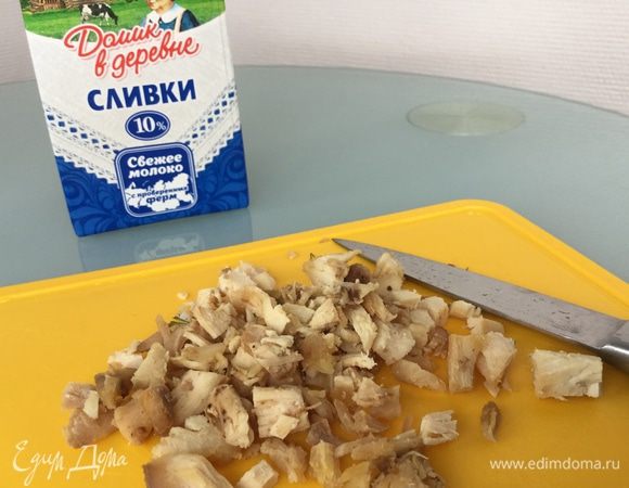 Для начинки из курицы: куриное филе выложите в форму для запекания, посолите и поперчите. Смешайте сливки («Домик в деревне» 10%) и дижонскую горчицу. Залейте куриное филе получившимся соусом, накройте фольгой и запекайте в духовке при 220°С около часа. Остудите. Мелко нарежьте готовое куриное филе и перемешайте с 2 ст. л. сливок.