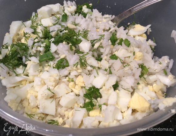 Для рисовой начинки: сварите рассыпчатый рис, яйца сварите вкрутую. Смешайте рис, рубленые яйца, зеленый лук и укроп.