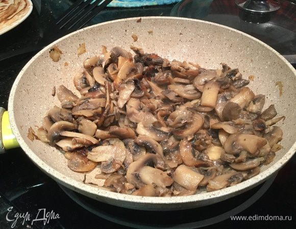 Для грибной начинки: мелко нарежьте лук, тонко нашинкуйте шампиньоны. На разогретую сковороду налейте растительное масло и обжарьте лук, добавьте грибы, посолите, жарьте до испарения жидкости и образования золотистой корочки.