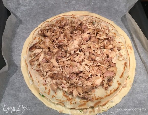 Выложите половину куринной начинки и накройте блином.