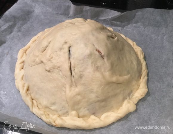 Из второй части теста раскатать круглый пласт, аккуратно накрыть им пирог, защипить края. Сделать острым ножом несколько надрезов (проколов) для выхода пара.