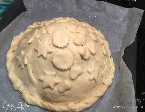 Из обрезков теста сделать фигурки произвольной формы и украсить ими пирог, не полностью прикрывая надрезы.