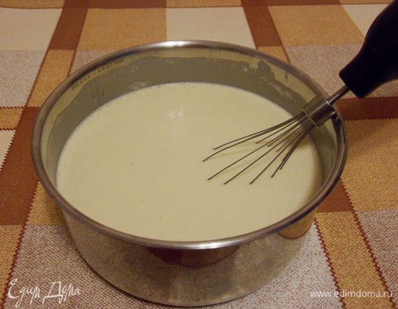 Предлагаю вам свой вариант приготовления тонких блинов. Яйца взбить с сахаром и солью, добавить молоко «Домик в деревне» и кефир с разведенной в нем содой. Постепенно всыпать муку. Добавить растительное масло, все тщательно перемешать. 