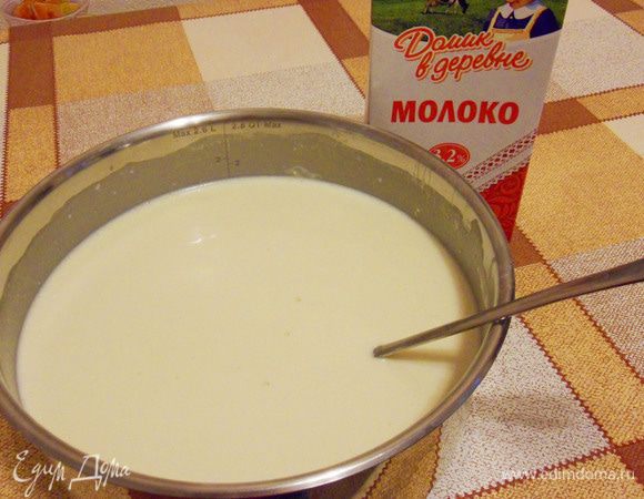 Тесто получится однородное, не густое. Если тесто получилось густоватое, добавьте немного минеральной воды. 