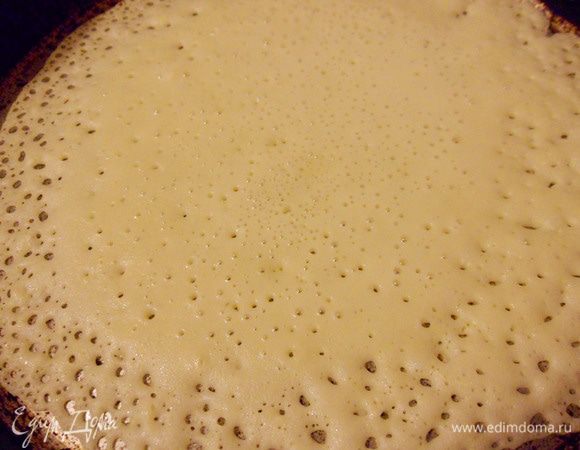 Жарить блины на сковороде без добавления масла с двух сторон. 