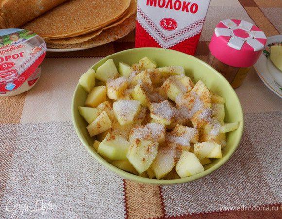 Яблоки очистить, нарезать произвольно, слегка посыпать корицей и молотым мускатным орехом, в зависимости от сладости яблок добавить сахар по вкусу.