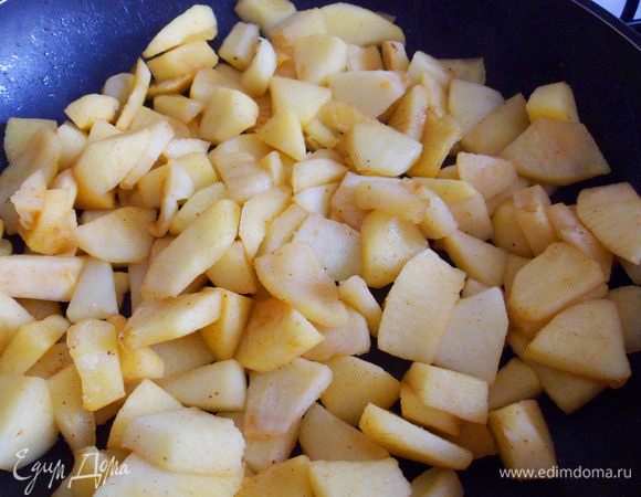 Разогреть сковороду с кусочком сливочного масла, выложить яблоки. Томить на сковороде, не закрывая крышкой. Мешать редко и очень аккуратно, чтобы яблоки не превратились в пюре.