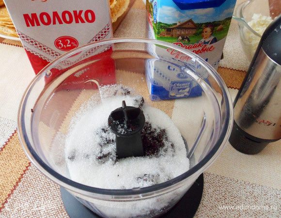 Смешать мак с 3 ложками крупного коричневого сахара (у меня белый сахарный песок). Измельчить мак в блендере.