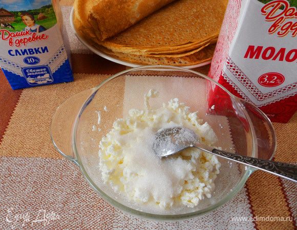 Творог «Домик в деревне» смешать с сахаром добавив ванильный сахар по своему вкусу. Можно в творог добавить изюм или курагу. Кто как любит.