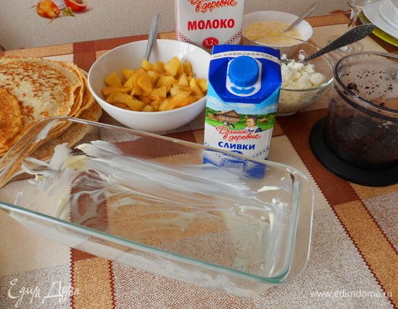 Дно и бока прямоугольной формы смазать сливочным маслом.