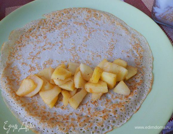 Завернуть трубочкой блины с яблочной начинкой.