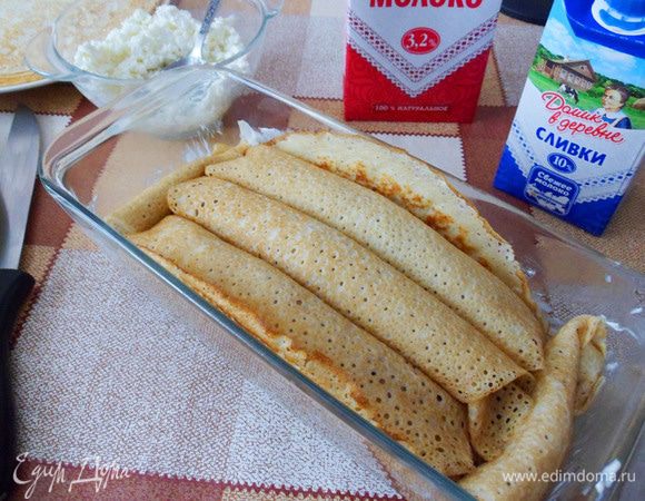 Уложить в форму вторым рядом блинчики с маковой начинкой.