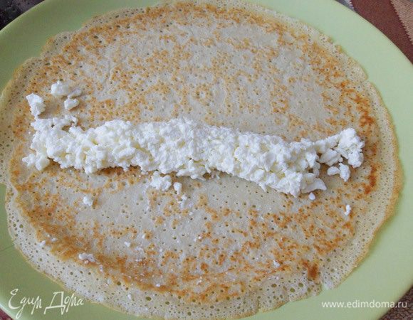 Подготовить блинчики с творожной начинкой.