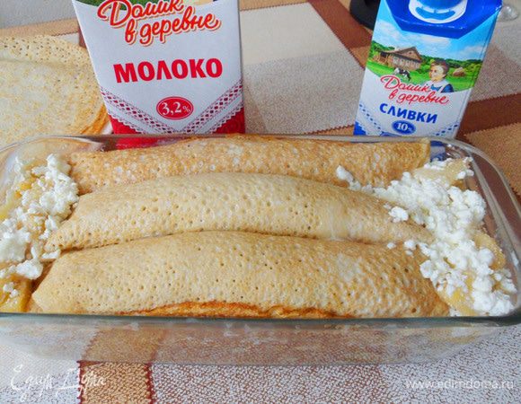 Полить оставшейся заливкой. Выпекать в разогретой до 180°С духовке до готовности, около 20 — 30 минут.