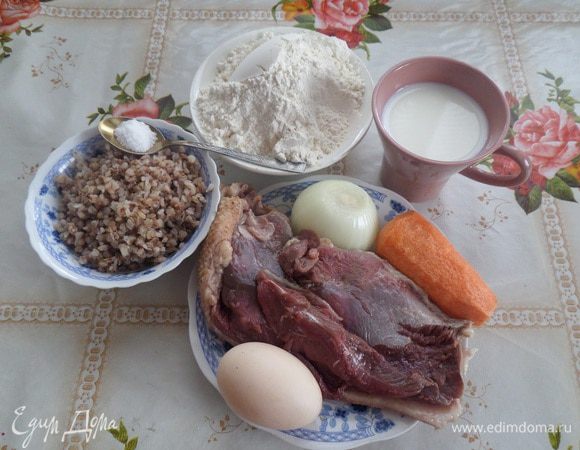 Подготавливаем продукты. Гречку отвариваем до готовности, для начинки потребуется 100 г отварной крупы.